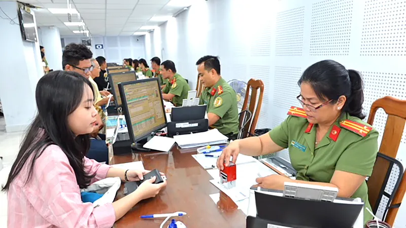 Làm hộ chiếu nhanh “chính chủ” chỉ 200.000 đồng
