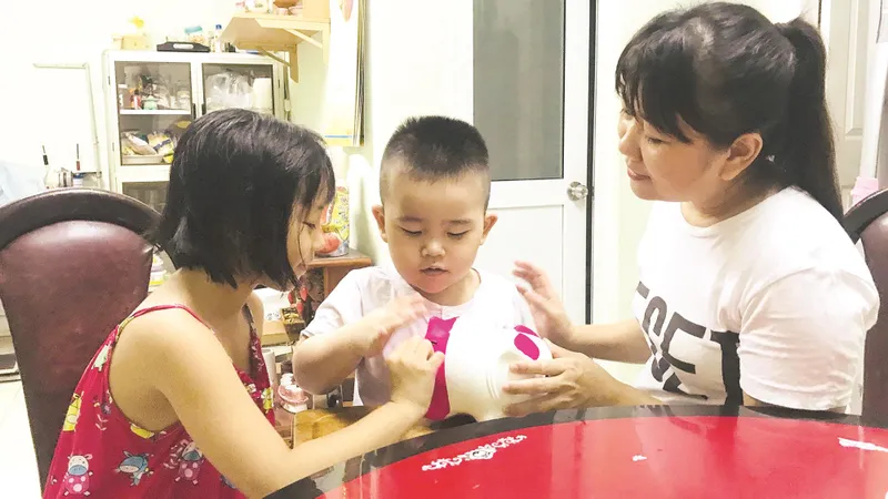 Cho con tiền tiêu vặt