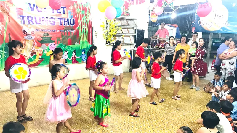 Trung thu xóm nghèo