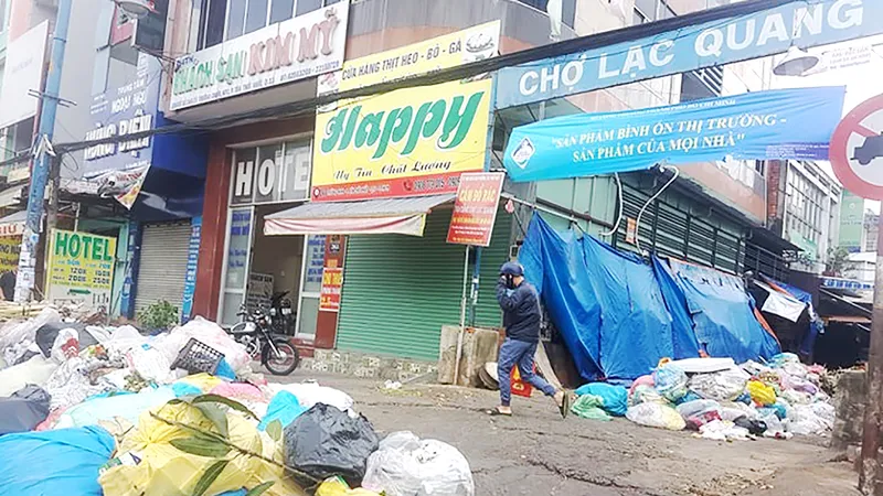 Rác chất thành đống ngay đầu chợ