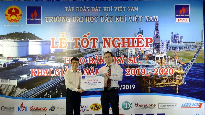Ông Trương Hồng Sơn, Ủy viên HĐQT PV GAS đã thay mặt PV GAS trao số tiền 100 triệu đồng ủng hộ quỹ học bổng của nhà trường