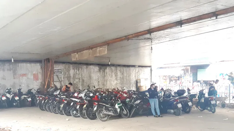 Gầm cầu vẫn còn bị chiếm dụng