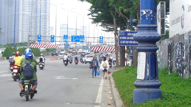 Vỉa hè trồng kín cỏ, hiểm nguy cho người đi bộ
