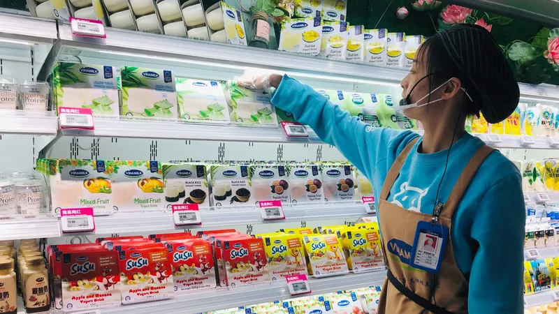 Nhân viên của siêu thị Hema Hồ Nam tại quầy sản phẩm sữa chua của Vinamilk 