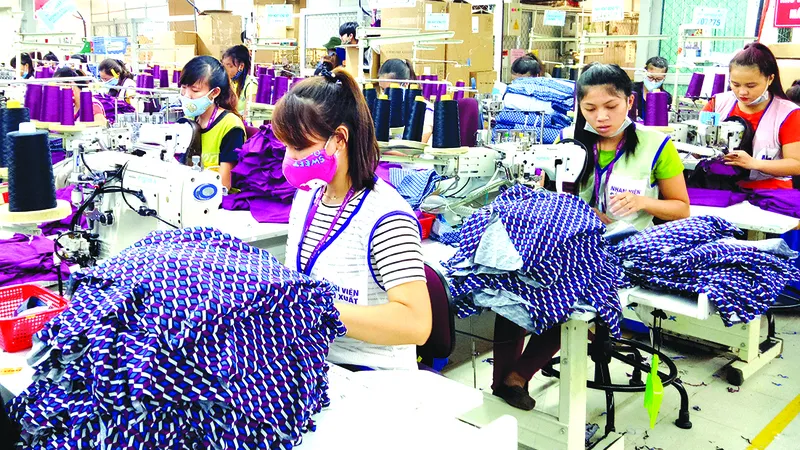 Công việc vất vả nhưng thu nhập chưa được cao, khiến cho cuộc sống người công nhân may không đảm bảo, không có thời gian chăm sóc gia đình