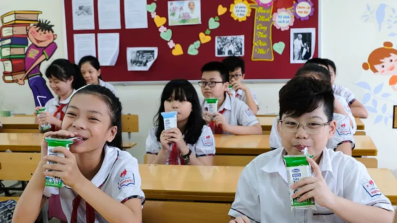 Sau 12 năm tiên phong thực hiện chương trình Sữa học đường, Vinamilk đã hỗ trợ hơn 300 tỷ đồng với hơn 175 triệu hộp sữa cho hơn 3 triệu trẻ em học sinh mầm non, tiểu học