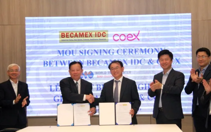 Ông Nguyễn Văn Hùng, Chủ tịch Becamex IDC và lãnh đạo COEX tại lễ ký kết