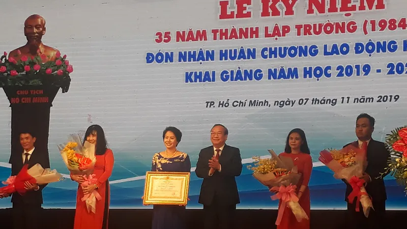 Bà Nguyễn Thị Lý (thứ 3 từ trái sang), Hiệu trưởng TDC nhận Huân chương Lao động hạng 3 do Chủ tịch nước trao tặng ​