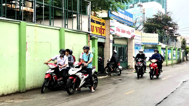 Trường thuê mướn cơ sở, sinh viên mướt mồ hôi chạy… học