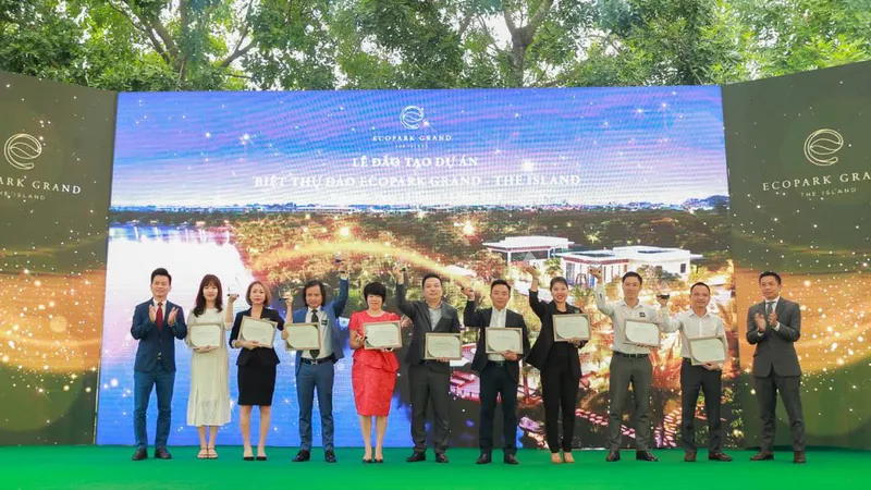 Lễ ký kết hợp tác với các đại lý phân phối chính thức tại công viên Mùa Xuân - khu đô thị Ecopark, Hưng Yên. 