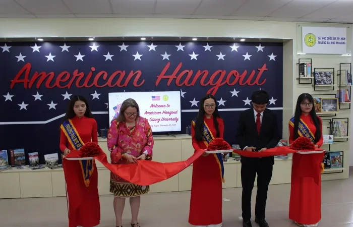 Bà Marie C. Damour, Tổng lãnh sự Hoa Kỳ tại TPHCM và PGS-TS Trần Văn Đạt, Phó Hiệu trưởng nhà trường cắt băng khai mạc. Ảnh: www.agu.edu.vn