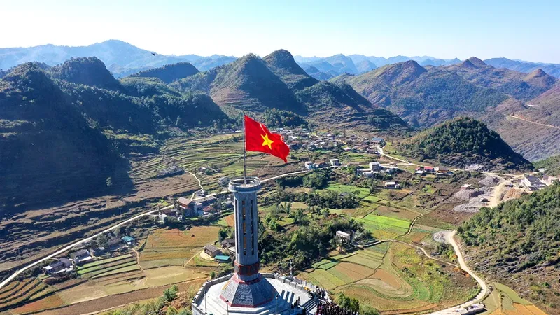 Tự hào lá cờ Việt Nam trên hành trình chinh phục miền biên ải