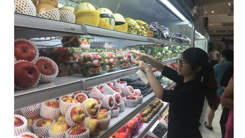 Trái cây ngoại ồ ạt vào Việt Nam