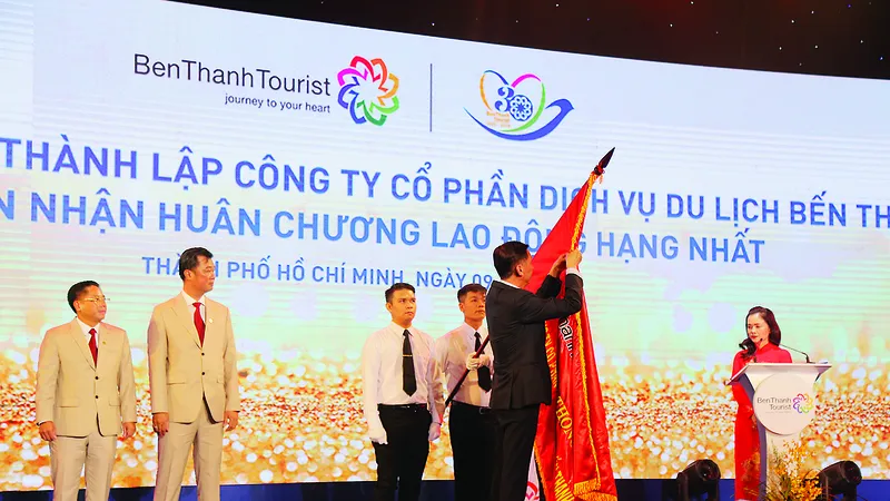 Ông Trần Vĩnh Tuyến - Phó Chủ tịch UBND TPHCM trao Huân chương Lao động hạng nhất cho Công ty BenThanh Tourist