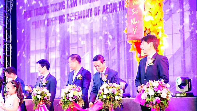 Ông Lê Viết Hải - CT.HĐQT, TGĐ Hòa Bình (thứ 2 từ bên phải qua) thực hiện nghi thức khai trương