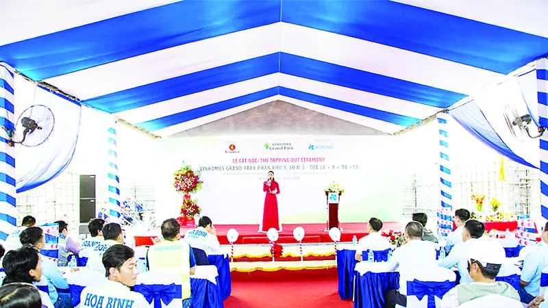 Hòa Bình cất nóc vượt tiến độ dự án Vinhome Grand Park - Phân khu 1