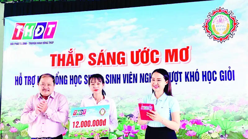 Trao học bổng “Thắp sáng ước mơ” tại huyện Thanh Bình, tỉnh Đồng Tháp