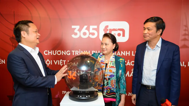 Chủ tịch Quốc hội Nguyễn Thị Kim Ngân chính thức bấm nút khai trương chương trình phát thanh liên kết 