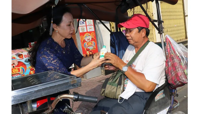 Lan tỏa tính nhân văn và trách nhiệm giữa mùa dịch bệnh - Bài 2: Ấm áp tình người 