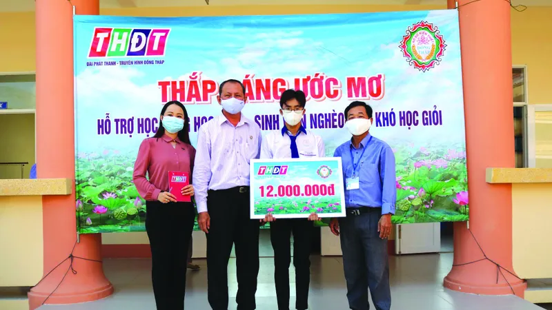Công ty TNHH MTV Xổ số kiến thiết Đồng Tháp trao học bổng “Thắp sáng ước mơ” tại huyện Thanh Bình