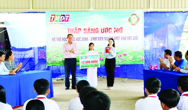 Công ty TNHH MTV Xổ số kiến thiết Đồng Tháp trao học bổng “Thắp sáng ước mơ” tại huyện Hồng Ngự