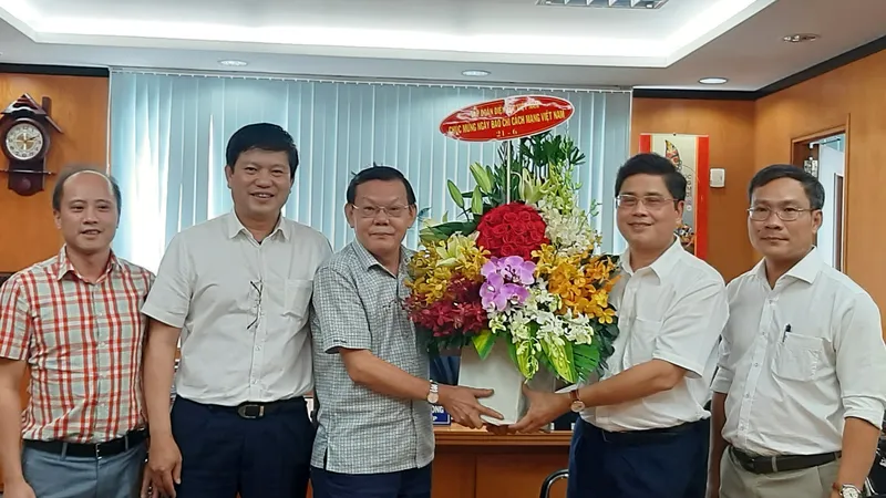 Ông Võ Quang Lâm, Phó Tổng Giám đốc Tập đoàn Điện lực Việt Nam thăm, chúc mừng Báo SGGP nhân dịp kỷ niệm 95 năm Ngày Báo chí Cách mạng Việt Nam