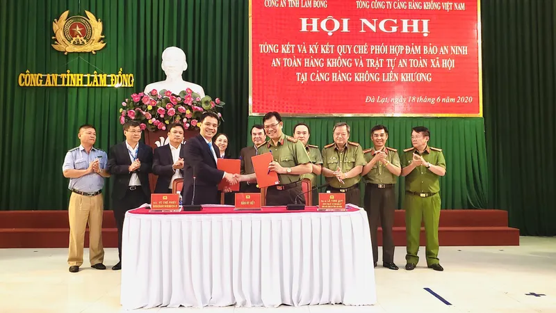  Ký Quy chế phối hợp trong bảo đảm an ninh trật tự tại Cảng Hàng không Liên Khương