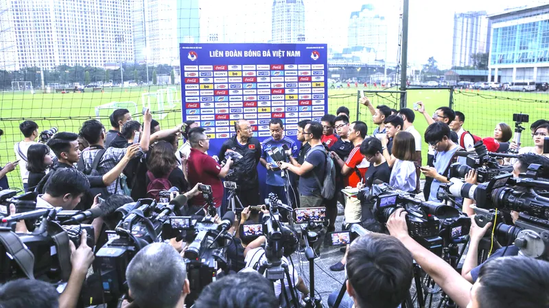 HLV Park Hang-seo giữa “rừng” truyền thông trước thềm vòng loại World Cup 2022. Ảnh: DŨNG PHƯƠNG
