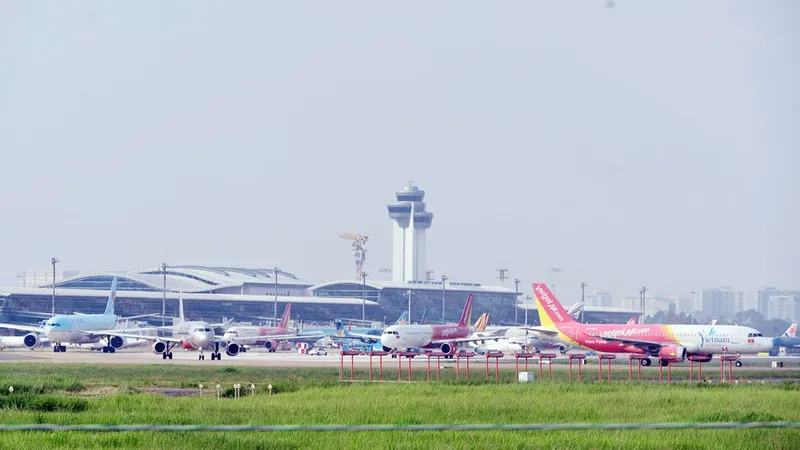 Hàng không thu phụ phí quá cao?