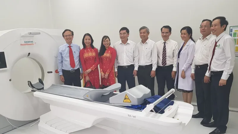 Các đại biểu tham quan máy CTscan thế hệ mới được Bệnh viện Quận 9 đầu tư từ nguồn vay kích cầu của TP