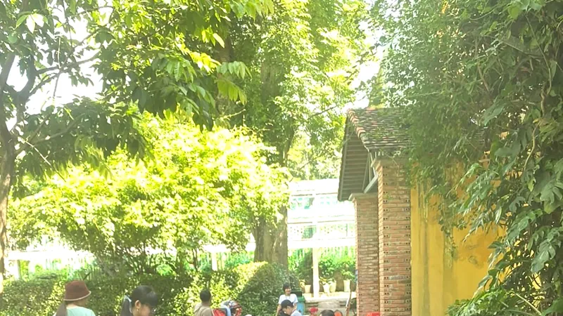 Một buổi học vẽ ngoài trời dành cho thiếu nhi tại Thảo Cầm viên Sài Gòn 