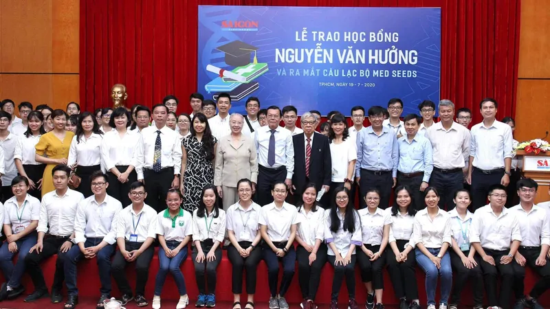 Trao 56 suất học bổng Nguyễn Văn Hưởng cho sinh viên ngành y