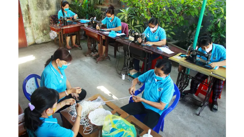 Cả làng may khẩu trang phát miễn phí chống dịch Covid-19