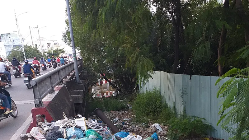 Bãi rác tự phát đầu cầu Kênh Xáng