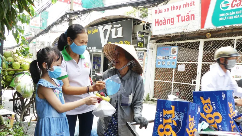 Người lao động nghèo nhận phần cơm và khẩu trang từ quán cơm 0 đồng
