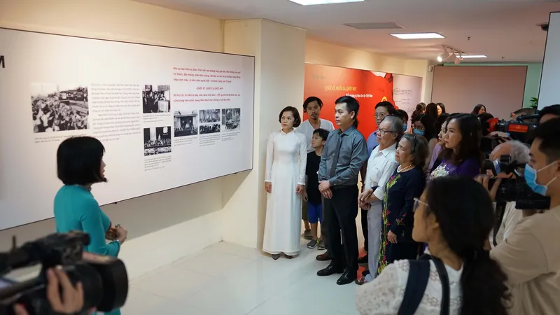 Các đại biểu tham quan triển lãm “Quốc kỳ, Quốc ca, Quốc huy: Biểu tượng tự hào dân tộc Việt Nam” 