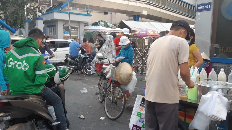 Bát nháo trước cổng bệnh viện