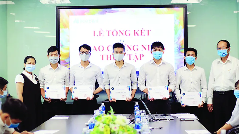 Hòa Bình trao chứng nhận thực tập - kết nối tài năng trẻ