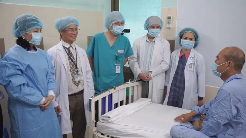 Bác sĩ đang thăm hỏi, trò chuyện với bệnh nhân 