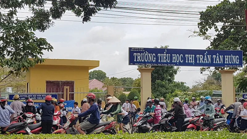 Trường Tiểu học thị trấn Tân Hưng, nơi xảy ra lạm thu các khoản tiền của phụ huynh 