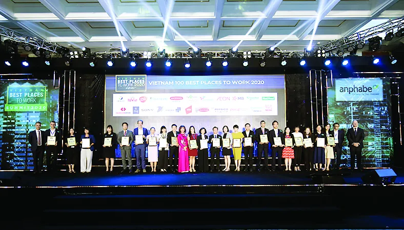 Emin Turan, Tổng Giám đốc Sanofi Đông Dương, nhận chứng nhận Tốp 100 nơi làm việc tốt nhất Việt Nam năm 2020 (thứ 2 từ trái sang)