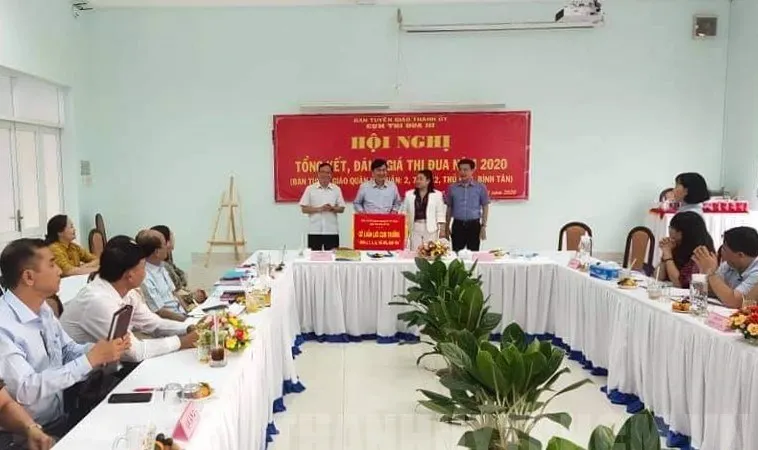 Trưởng Ban Tuyên giáo Quận ủy Quận 9 Nguyễn Chiến Chinh nhận Cờ luân lưu cụm trưởng Cụm thi đua III - Ban Tuyên giáo Thành ủy năm 2021. Ảnh: hcmcpv