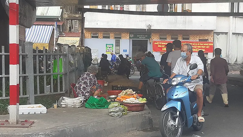 Vô tư chiếm dụng gầm cầu