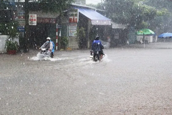 Không khí lạnh mạnh gây mưa to ở miền Trung