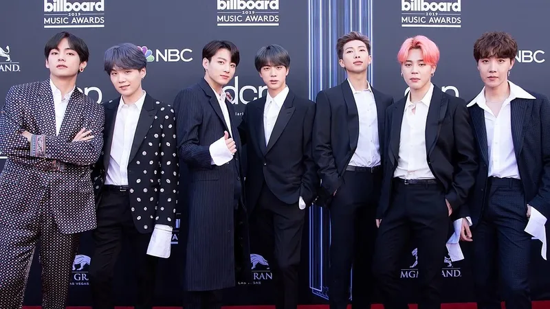 K-Pop chưa hạ nhiệt