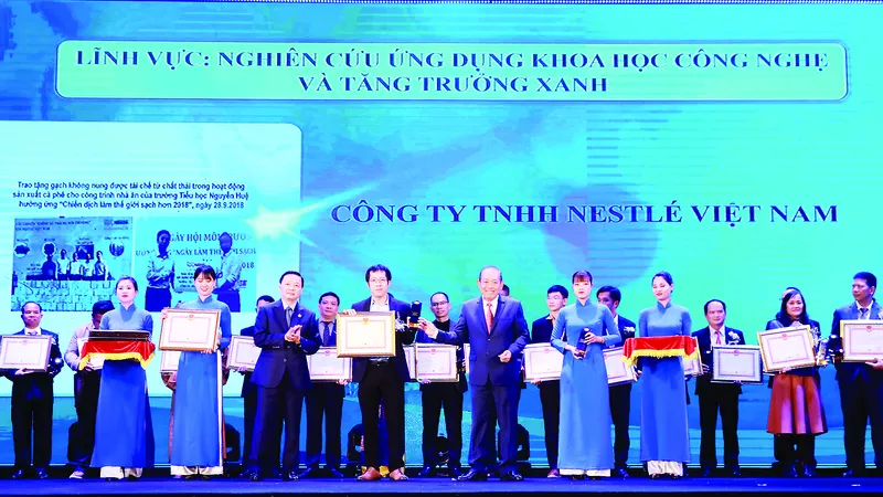 Ông Trương Hoàng Phương, Giám đốc nhà máy Nestlé Trị An vinh dự nhận bằng khen Giải thưởng Môi trường Việt Nam