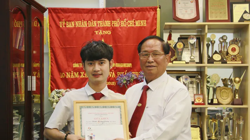 Ông Tạ Long Hỷ khen thưởng cho lái xe Đinh Xuân Giang