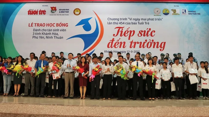 Hơn 1.000 tân sinh viên nhận học bổng “Tiếp sức đến trường”