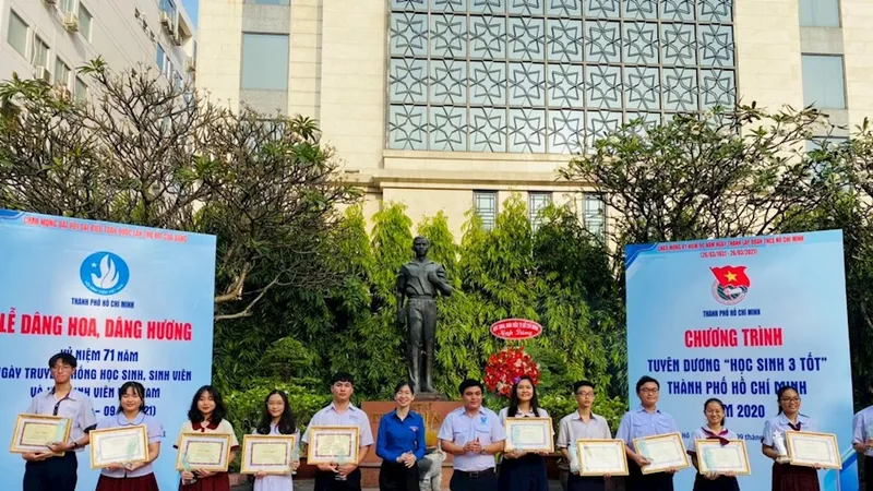 Các học sinh nhận tuyên dương danh hiệu gương “Học sinh 3 tốt TPHCM” năm 2020. Ảnh: Thanhuytphcm.vn