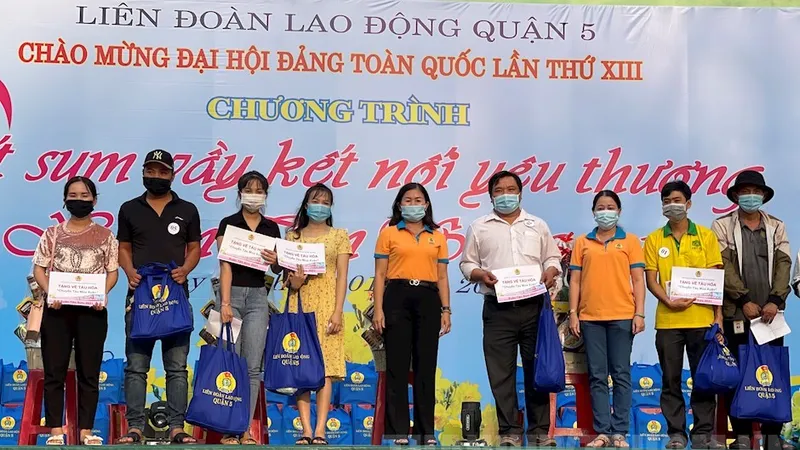Công nhân lao động được nhận vé tàu của LĐLĐ TP